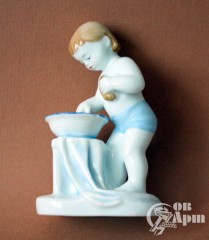 Скульптура "Умывание. Ребенок у тазика "
